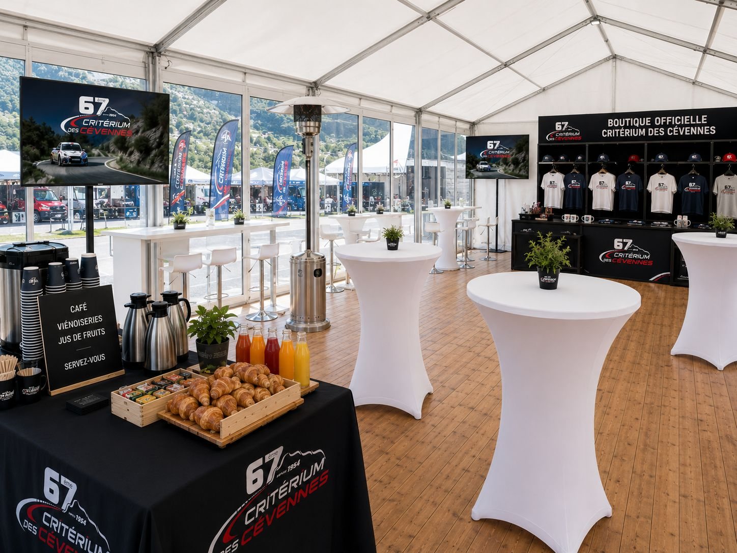L’intérieur de la tente VIP : mange-debout, petit-déjeuner et boutique officielle