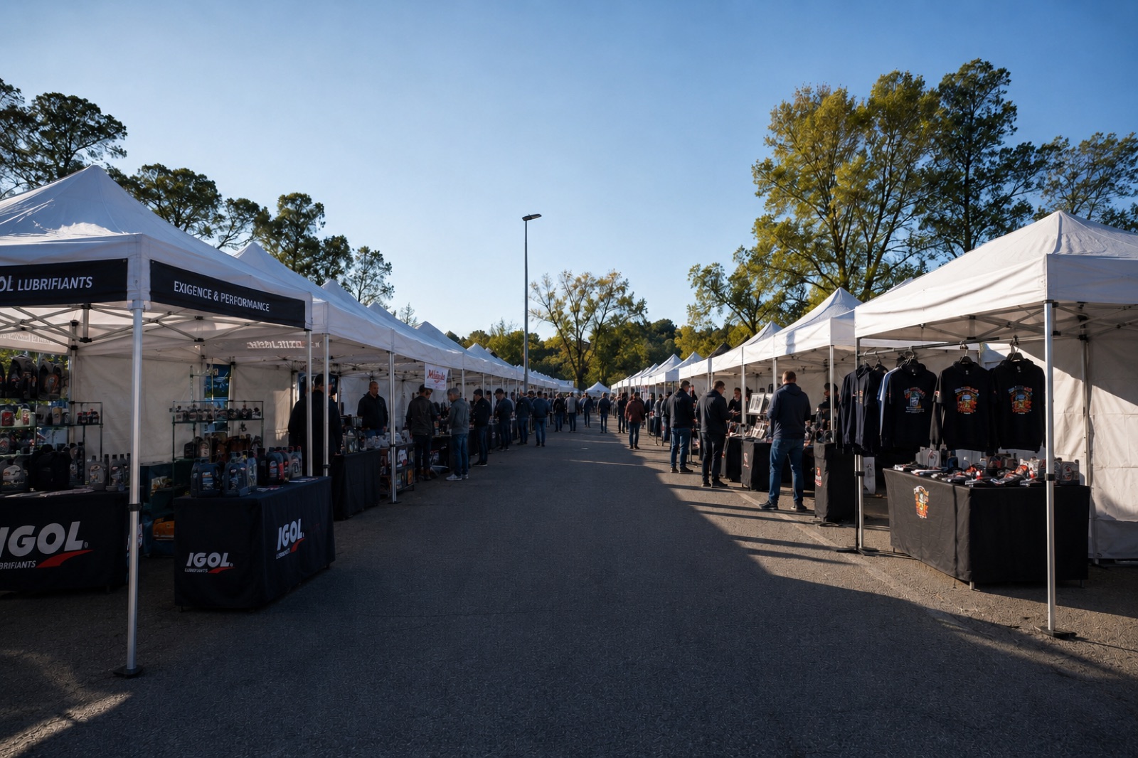 L’allée centrale du village et ses stands exposants sous tentes
