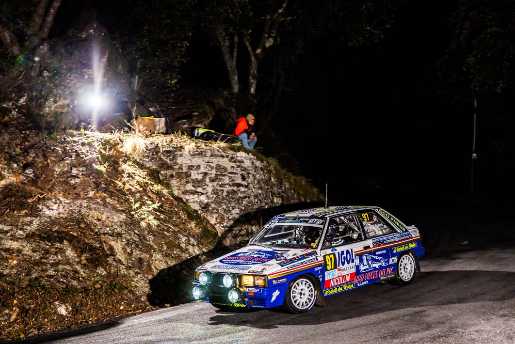 Une voiture de rallye historique en épreuve spéciale de nuit dans les Cévennes